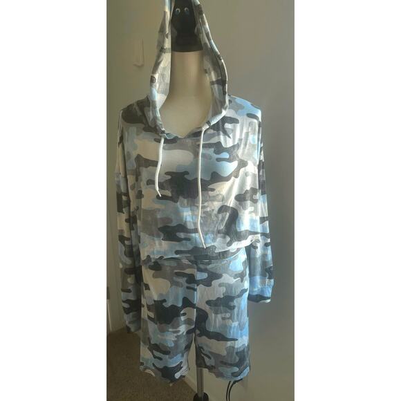 NWT Almost Famous Blue Camo Fleece Long Sleeve Hoodie Top and Shorts Set 2X - Picture 2 of 11